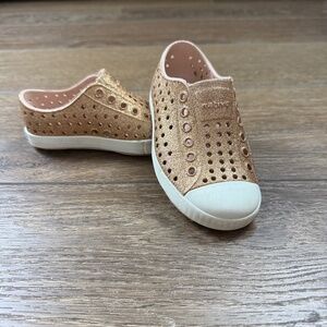 Native Toddler Girls Jefferson Slip-On Shoes, Rose Gold Sparkle, Size 7, Outdoor